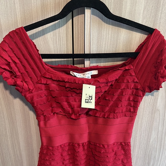 Beautiful ruby dress - Picture 2 of 5